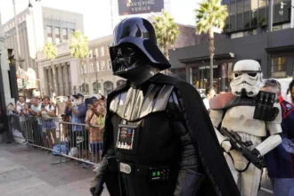 Man Dressed as Darth Vader Mocks Flock Surveillance Cameras at San Diego Council Meeting dwart