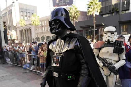 Man Dressed as Darth Vader Mocks Flock Surveillance Cameras at San Diego Council Meeting dwart
