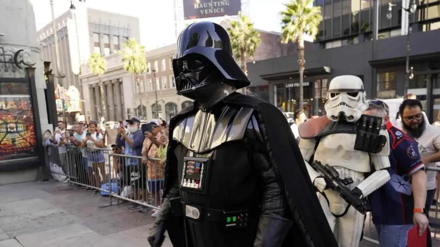 Man Dressed as Darth Vader Mocks Flock Surveillance Cameras at San Diego Council Meeting dwart